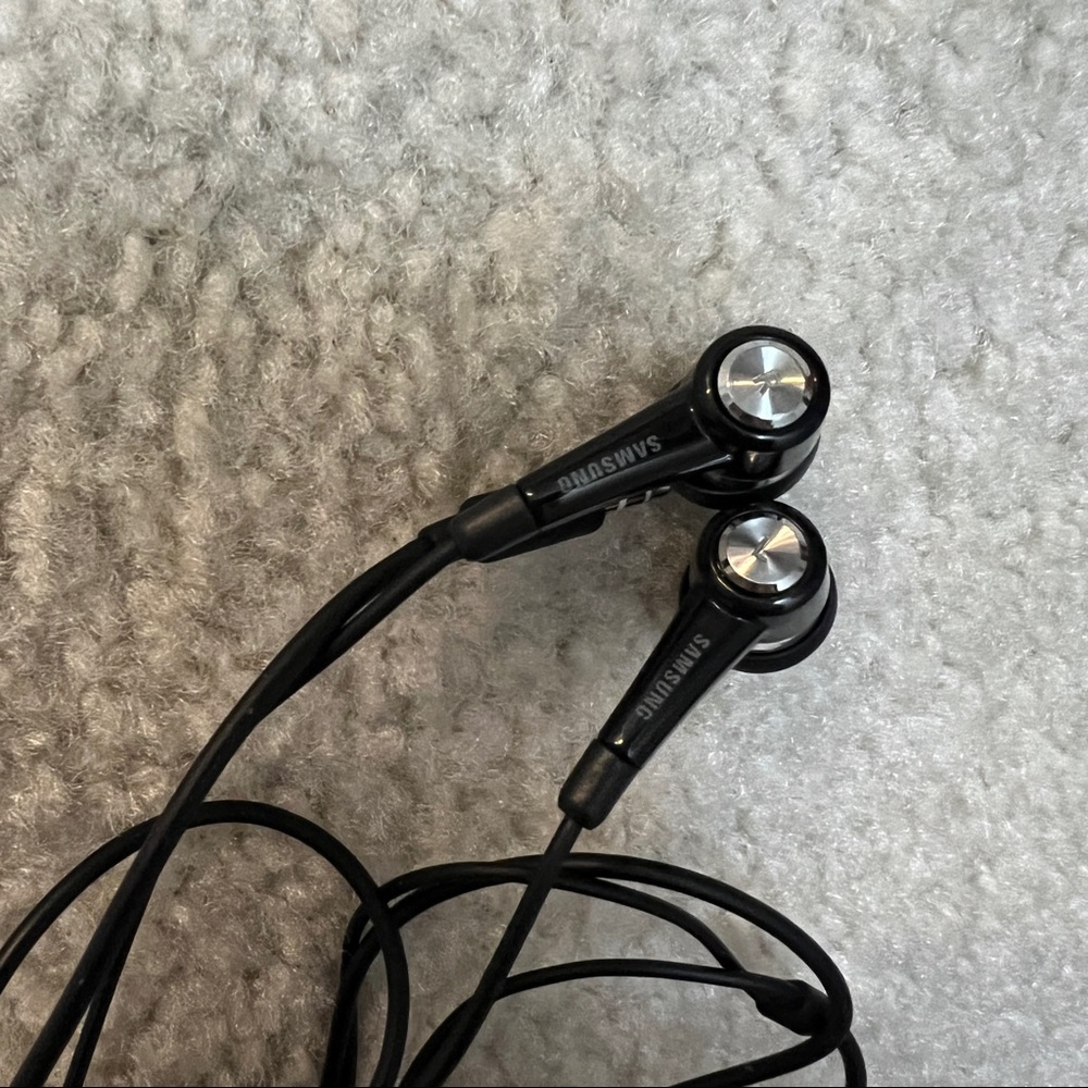 NWOT Samsung earpods - Picture 2 of 2